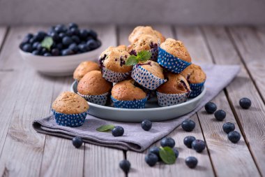 Yaban mersinli kek, sağlıklı ev yapımı pişmiş tatlı çilek ile, 