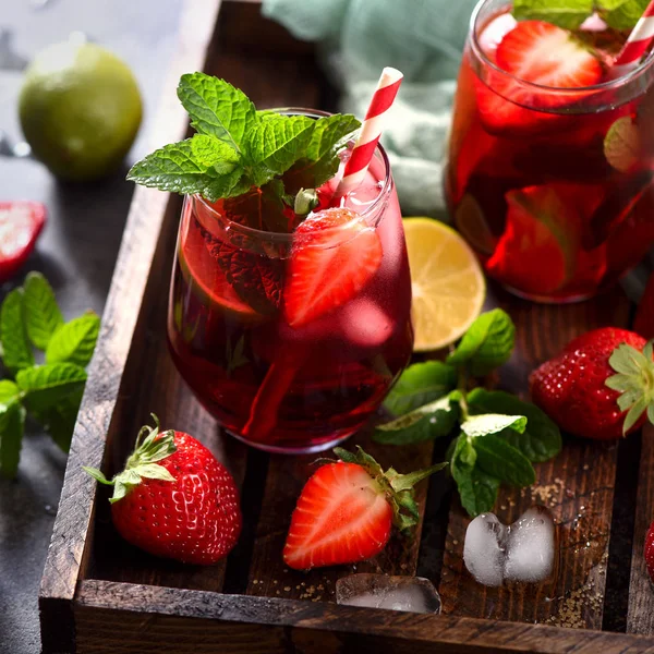 Bebida de limonada de fresa, refrescante sangría de verano con fresa —  Fotos de Stock