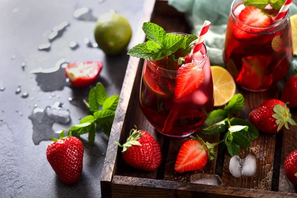 Boisson à la limonade aux fraises, sangria d'été rafraîchissante à la paille — Photo