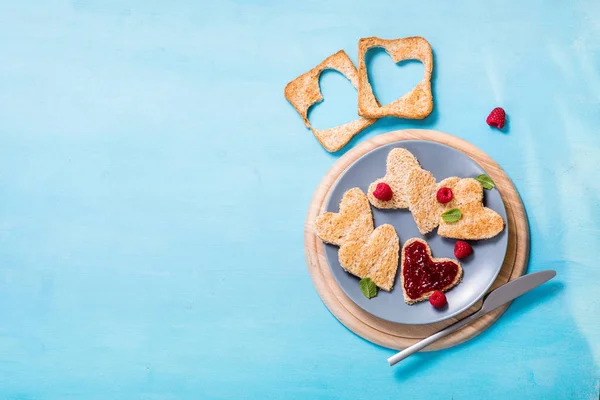 Sint Valentijnsdag achtergrond, hartvormige toast brood met ra — Stockfoto