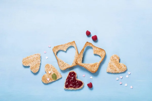 Fondo San Valentín, pan tostado en forma de corazón con ra — Foto de Stock