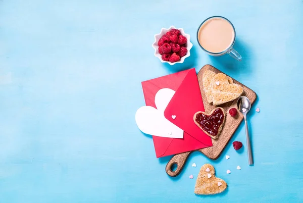 Dia de São Valentim fundo, coração em forma de pão torrado com ra — Fotografia de Stock