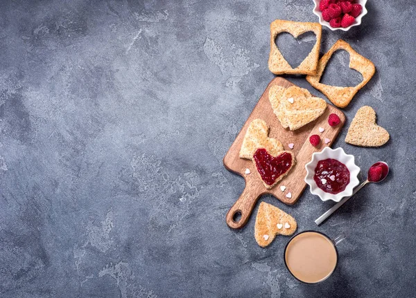 Dia de São Valentim fundo, coração em forma de pão torrado com ra — Fotografia de Stock