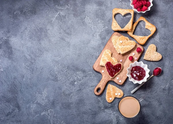 Saint Valentine Day background, heart shaped toast bread with ra 스톡 이미지