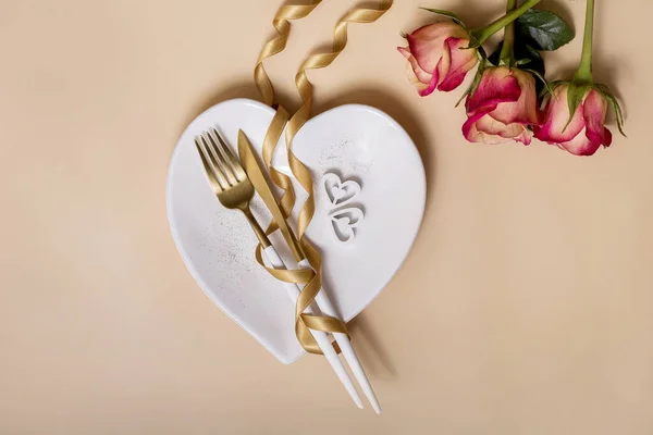 Romántica mesa de comedor con rosas, plato en forma de corazón y —  Fotos de Stock