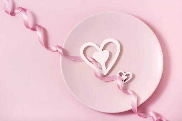 Fondo rosa romántico, plato y corazones con cinta, Valentín —  Fotos de Stock
