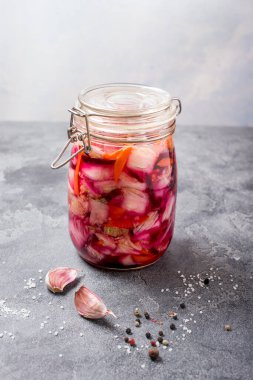 Mayalanmış lahana, cam kavanozda mayalanmış sebzeler marine edilmiş konserve yiyecekler, doğal probiyotikler, sağlıklı beslenme.