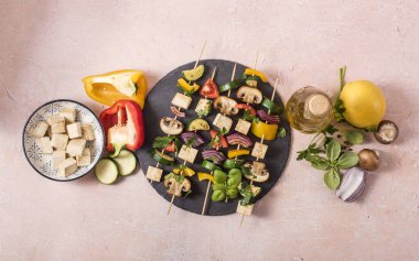 Sebzeli şişler ve ızgara tavada tofu, vejetaryen ızgara malzemeleri, otlar ve baharatlar, temiz yemek, yaz yemekleri.