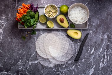 Yaz ruloları için gerekli malzemeler pirinç kağıdı ve pirinç eriştesi, tofu ve sebze, avokado, sağlıklı vegan atıştırmalık, temiz yemek, Asya yemeği.