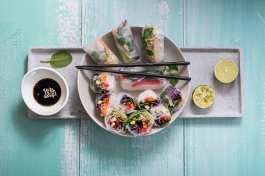 Pirinç kağıdı, pirinç eriştesi, tofu ve sebze, avokado ve sos, sağlıklı vejetaryen atıştırmalığı, temiz yemek, Asya yemeği.