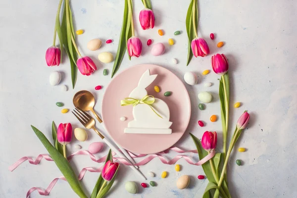 Ajuste Mesa Pascua Fondo Pascua Con Conejito Pascua Tulipanes Huevos —  Fotos de Stock