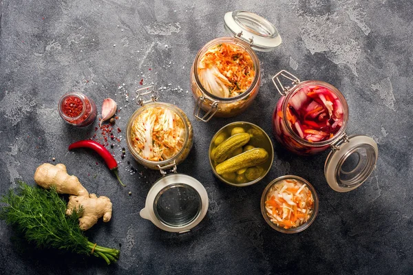 Változatos Erjesztett Zöldségek Kimchi Üvegedényekben Pácolt Konzerv Élelmiszer Természetes Probiotikumok — Stock Fotó