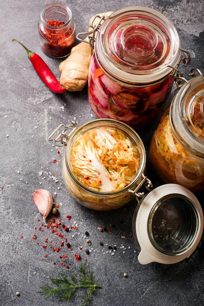 Chou Fermenté Légumes Fermentés Kimchi Dans Des Pots Glas Aliments Photo De Stock