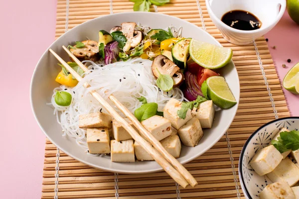 Veganes Asiatisches Mittagessen Mit Reisnudeln Tofu Und Gemüse Traditionelles Chinesisches lizenzfreie Stockfotos