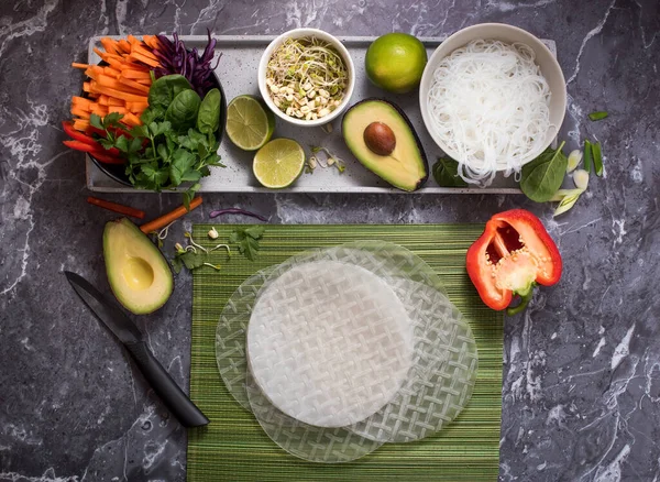 Рисовая Бумага Рисовая Лапша Ингредиенты Летних Рулонов Овощами Авокадо Здоровые Лицензионные Стоковые Изображения