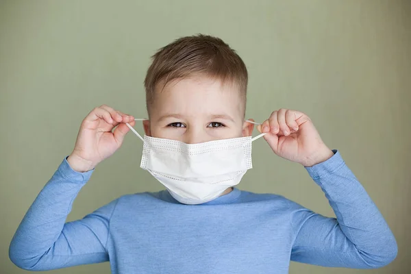 Niño Con Una Máscara Médica — Foto de Stock