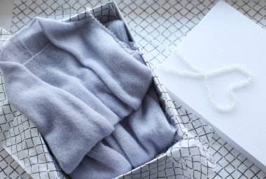 İplikten yapılmış sıcak kadın ceketi.