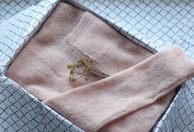 İplikten yapılmış sıcak kadın ceketi.