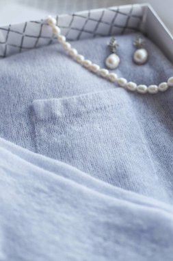 İplikten yapılmış sıcak kadın ceketi.