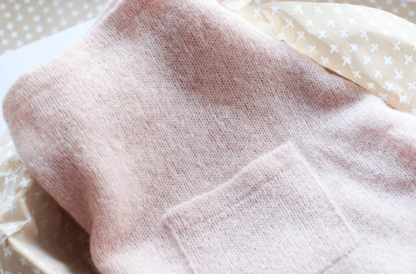 Örgü bir hırkanın içindeki kaşmirin hassasiyeti.