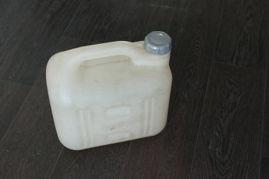 Temiz içme suyu tenekesi. konteyner