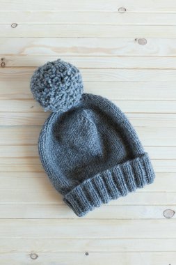 Bir çocuk için örülmüş kış şapkası.