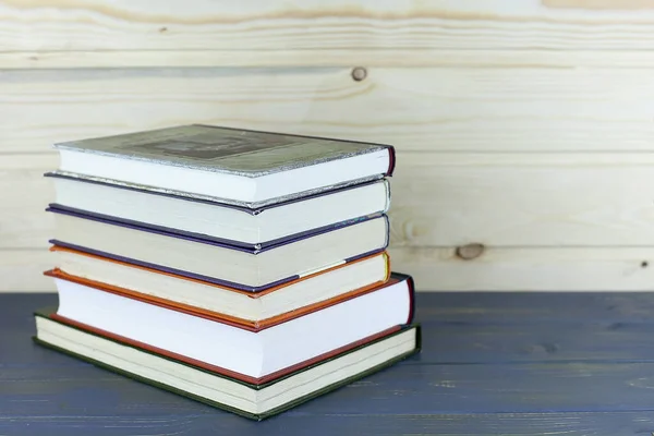 Laptop Und Buch Liegen Klassischer Bibliothek Auf Dem Schreibtisch — Stockfoto