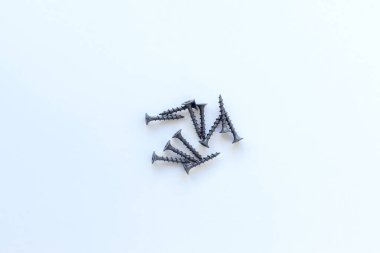 Beyaz arka planda kendi kendine dokunan vidalar