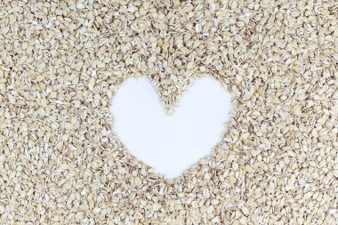 Beyaz arka planda izole edilmiş kuru yulaf ezmesi. Üst görünüm.