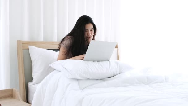 Joven Mujer Asiática Trabajando Desde Casa Con Cansado Cama Dormitorio — Vídeo de stock