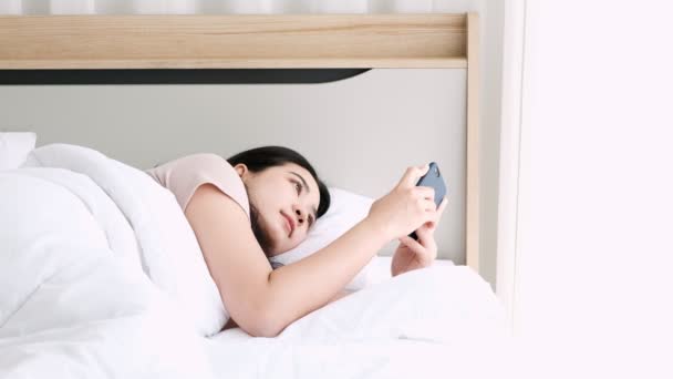 Jeune Femme Asiatique Heureuse Utilisant Son Smartphone Sur Lit Matin — Video