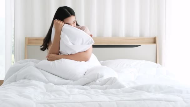 Linda Mujer Asiática Abrazando Almohada Mirando Cámara Con Timidez Dormitorio — Vídeo de stock