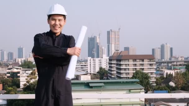 Joven Asiático Guapo Ingeniero Vistiendo Casco Blanco Sosteniendo Papel Plano — Vídeos de Stock