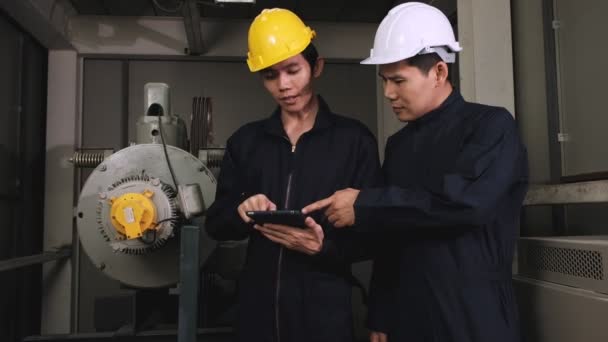 Dva Technici Dívají Tablet Pro Analýzu Problémů Řídicích Systémů Výtahů — Stock video