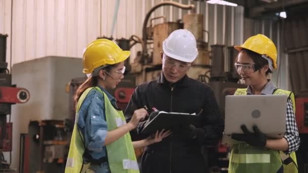 L'ingénieur a examiné, signé le document et conseillé au secrétaire de le présenter au directeur de l'usine. et continuer à parler avec une ingénieure .