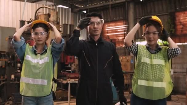 Dos Lindas Ingenieras Ingeniero Masculino Mayor Usan Cascos Seguridad Anteojos — Vídeo de stock