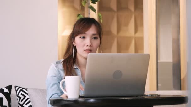 年轻女人用笔记本电脑在咖啡店工作 工作很辛苦 — 图库视频影像