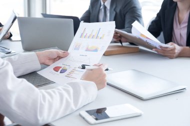 İş adamlarından oluşan bir grup toplantı odasında beyin yıkama, analiz ve beyin fırtınası konsepti. Profesyonel iş adamları toplantısı..