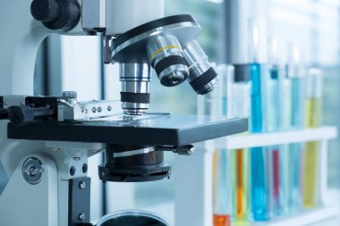 Kimya laboratuvarındaki test tüpleriyle yakın mikroskop. Aşı için araştırma ve geliştirme.. 