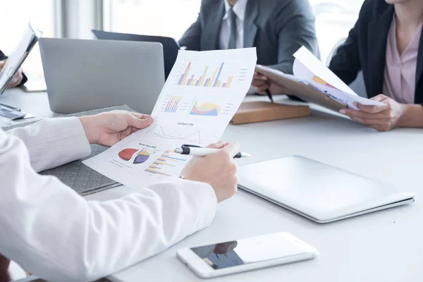 İş adamlarından oluşan bir grup toplantı odasında beyin yıkama, analiz ve beyin fırtınası konsepti. Profesyonel iş adamları toplantısı..