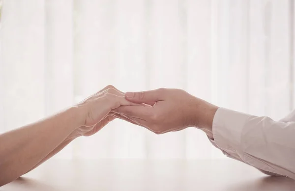 Doktorların elleri yaşlı hastaların ellerini tutarak cesaretlendiriyor ve hastanelerde güven veriyor. Yaşlılar hastanede tıbbi destek görüyor. Yaşlılar için sağlık ve emeklilik sigortası.