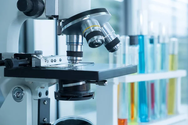 Kimya laboratuvarındaki test tüpleriyle yakın mikroskop. Aşı için araştırma ve geliştirme.. 