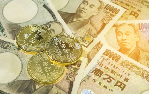 Üç altın bitcoin (dijital para birimi) Japonya yenine, kripto para birimine ve engelleme teknolojisi kavramına yatır. Yeni ödeme sistemi trendi.