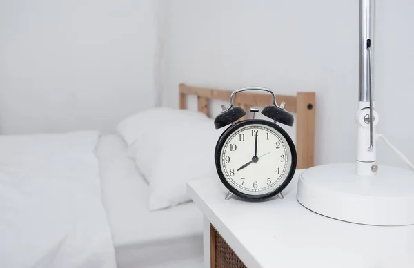 Yatak Odasındaki Yan Masada Saat Sağlık Hizmetleri Konsepti — Stok fotoğraf