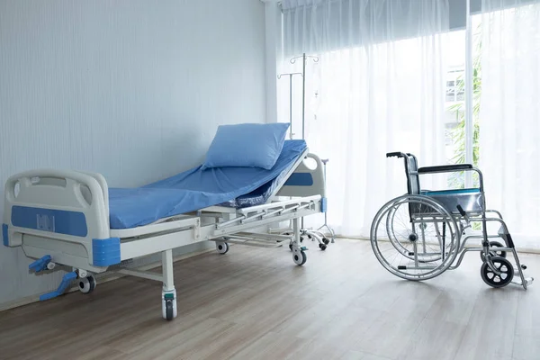 患者のベッドと車椅子を備えた病院の部屋 患者の健康管理とサポート — ストック写真