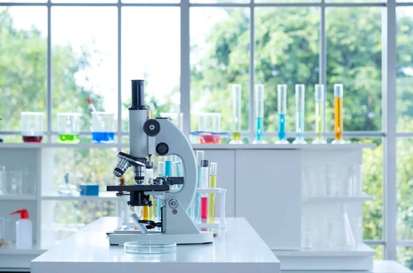 当研究室には多数の試験管を有する顕微鏡が設置されています Covid 19およびCoronavirus用の研究開発ワクチン 医療機器 — ストック写真