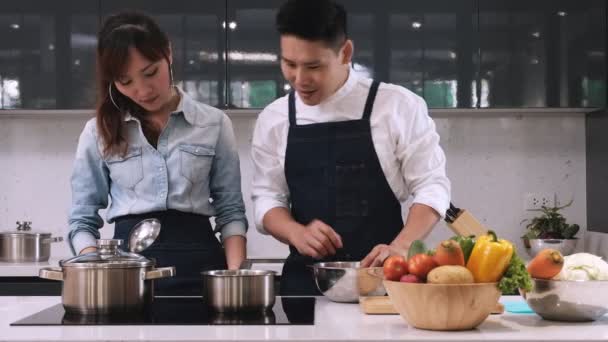 男人和女人正在厨房里做汤 — 图库视频影像