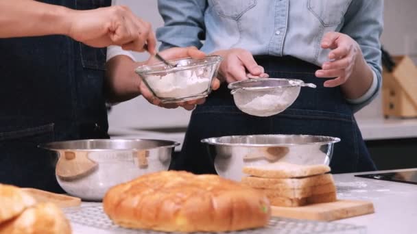 Dwie Męskie Żeńskie Pary Przesiewające Mąkę Chleba Piekarni Kuchni — Wideo stockowe