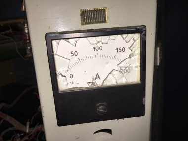 Terk edilmiş cam metre ölü. 