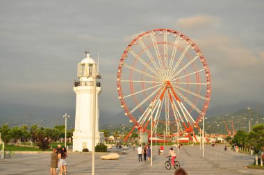 Gün batımından önce güzel Batumi 'nin sokakları ve meydanları